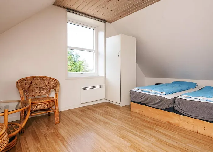 12 Person In Bredebro-by Traum *