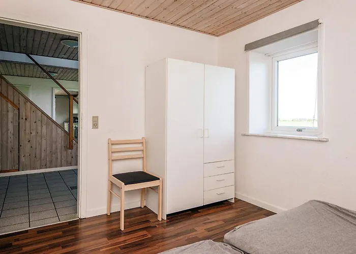 12 Person In Bredebro-by Traum *